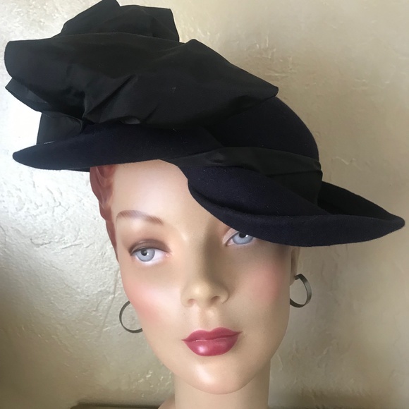 CHIC 1940s' NAVY FELT FEDORA WITH BLACK FABRIC RIBBON AND LARGE BOW